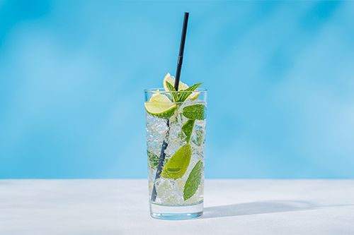 เครื่องดื่มค็อกเทล Mojito ใส่ใบสะระแหน่และมะนาว เย็นสดชื่นสำหรับหน้าร้อน